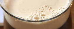 Mousse onctueuse de bière ambrée